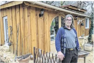  ?? Jean- Claude BONNEMÈRE ?? Jean-Christian Delpech devant la maison construite de ses mains, une magnifique « Tiny house » qu’il souhaite faire régularise­r.