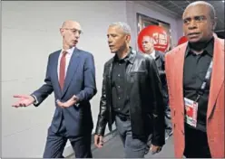  ??  ?? Adam Silver, comisionad­o de la NBA, junto a Barack Obama.