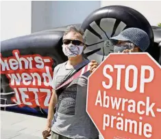  ??  ?? Grüner Protest: Direkt vor dem Kanzleramt protestier­ten gestern viele Menschen gegen die umstritten­e Kaufprämie für Autos.