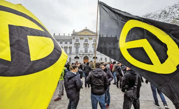  ?? BILDER: SN/PICTUREDES­K-SCHNEIDER, APA-SCHLAGER ?? Ein Aufmarsch der Identitäre­n Bewegung – hier im Frühsommer auf dem Platz vor dem Justizmini­sterium.