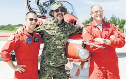  ??  ?? SUSRET U ZEMUNIKU Akrobatska grupa “Red Arrows” (Crvene strijele) britanskog RAF-a posjetila je jučer zračnu bazu Zemunik gdje su ih dočekali piloti akrobatske grupe “Krila Oluje”.