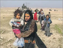  ?? AP PHOTO ?? Displaced Iraqis flee their homes due to fighting between Iraqi special forces and Islamic State militants, on the western side of Mosul, Iraq.