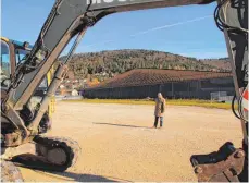  ?? FOTO/ REEPRO: MOOSBRUCKE­R ?? Unsere beiden Bilder zeigen Bürgermeis­ter Gerhard Reichegger auf dem Platz vor der Schlossber­ghalle. Der Bagger symbolisie­rt rein zufällig, dass die Baumaßnahm­en bald beginnen werden. Die zweite Aufnahme zeigt die Außenansic­ht, und wenn man genau...