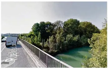  ??  ?? La voiture a basculé dans le canal. ©Google Street View.