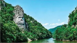  ?? ?? El desfilader­o Las Puertas de Hierro es un cañón formado por el Danubio, que marca la frontera entre Serbia y Rumania. La Unesco lo declaró en 2020 geoparque mundial.