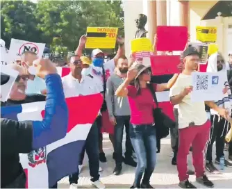  ?? FUENTE EXTERNA ?? Manifestan­tes se presentaro­n ayer frente al Palacio Nacional para protestar contra las medidas dispuestas por Salud Pública para los que no se vacunen.