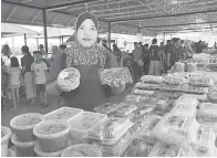  ?? ?? JUADAH PILIHAN: Nor Azliana sudah bertahun-tahun berniaga di Bazar Ramadan Kem Tentera Penrissen Batu 8.