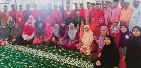  ??  ?? KUMPULAN jemaah merapatkan ukhuwah dengan mengadakan majlis khatam al-Quran di Surau Bukit Jelutong.