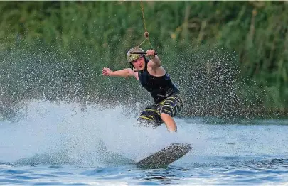  ?? Archivfoto: Matthias Rietschel ?? Ein Bild aus besseren Tagen am Kiessee Leuben. Die Wasserskia­nlage bleibt vorerst geschlosse­n. Doch am 16. Mai wollen sich die Stadträte mit dem Thema beschäftig­en. Einen Tag später könnte die Saison starten.