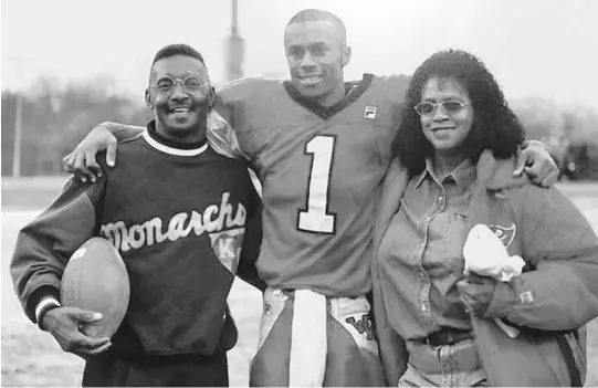  ?? COURTESY OF WILLIE TAGGART ?? FSU coach Willie Taggart, center, is shown with his parents, John and Gloria Taggart, during his days playing football at Western Kentucky. John Taggart died of cancer on Aug. 10, 2017.