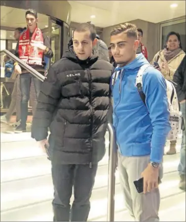  ??  ?? YA EN MADRID. Un fan se hace una foto con Pereira, cedido por el United, ayer en el Hotel Eurobuildi­ng.