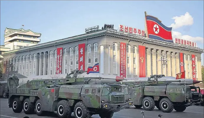  ?? WONG MAYE-E / AP / ARXIU ?? Camions especials mostren míssils balístics KN-08 en una parada militar el 10 d’octubre a Pyongyang, en el 70è aniversari de la creació del partit comunista nord-coreà