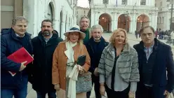  ??  ?? La squadra/1 Sei degli 8 candidati con l’avvocato Cinquepalm­i (in terza fila)