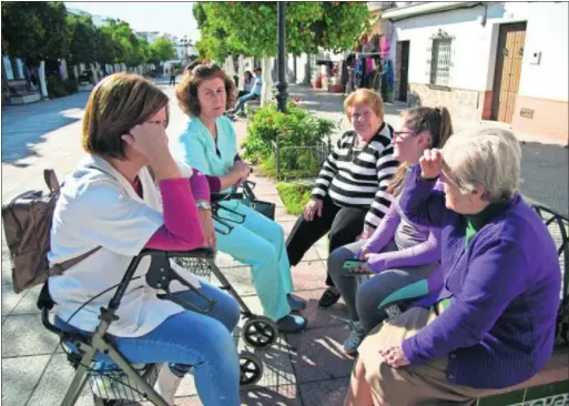  ?? / JUAN CARLOS TORO ?? Varias mujeres conversan en una plaza de Puerto Serrano, la pasada semana.