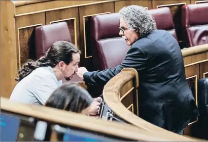  ?? DANI DUCH ?? Joan Tardà conversant amb Pablo Iglesias ahir a l’hemicicle del Congrés