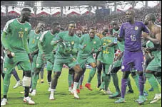  ?? REUTERS ?? Senegal players show their moves after beating Poland.