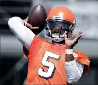  ?? AP PHOTO ?? Cleveland Browns quarterbac­k Tyrod Taylor throws during training camp Thursday in Berea, Ohio.