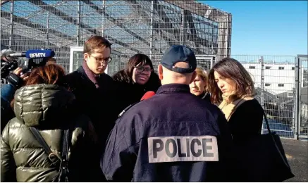  ??  ?? Les députés LREM Pacôme Rupin, Laëtitia Avia, Emilie Chalas et Paula Forteza au CRA de Vincennes, lundi.