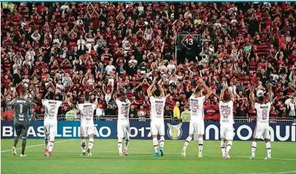  ??  ?? Jogadores do Flamengo agradecem à torcida pelo apoio depois de partida na Ilha do Urubu, a nova casa da equipe