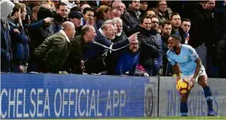  ??  ?? Raheem Sterling é xingado por torcedores do Chelsea em jogo do Inglês