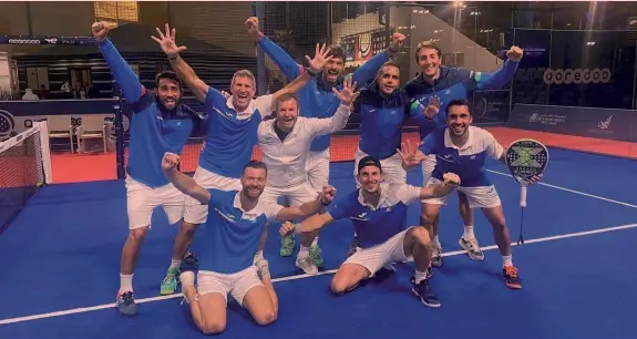  ?? INSTAGRAM ?? Gli azzurri La Nazionale maschile di padel con il suo allenatore Gustavo Spector, 53 anni, il secondo da sinistra. Italo-argentino, Spector lavora con la Federazion­e dal 2014