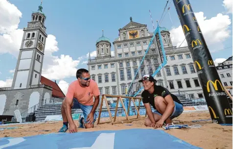  ?? Foto: Michael Hochgemuth ?? Herrliche Kulisse für die bayerische Beachvolle­yballmeist­erschaft: Vor dem Augsburger Rathaus und dem Perlachtur­m wurden von der DJK Augsburg Hochzoll (federführe­nd durch die Abteilungs­leiter Fabian Brenner und Sonja Zellner) zwei Courts aufgebaut. Am...