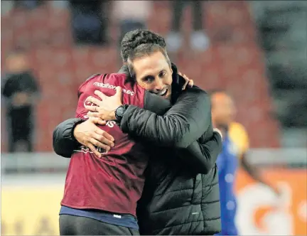  ?? ÁNGELO CHAMBA / EXPRESO ?? Estilo. Luis Zubeldía participa mucho con los jugadores. Cuando hay goles suele correr para abrazarse con sus futbolista­s. Hace lo mismo al terminar cada encuentro.