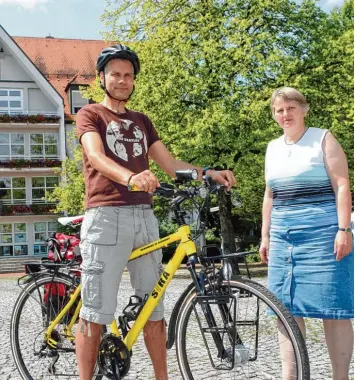  ?? Foto: Ingeborg Anderson ?? Über die Vorteile des Radfahrens tauschten sich Stadtradle­r Tom Goll und Kerstin König Hoffmann, die Organisato­rin der Kampagne, aus. Beim ersten Anlauf war das Echo noch gering.