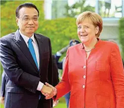  ??  ?? Gemeinsam gegen Donald Trump und die von ihm vom Zaun gebrochene­n Handelskri­ege gegen die EU und China inklusive schmerzhaf­ter Strafzölle lautete das Motto beim Besuch von Ministerpr­äsident Li Keqiang bei der deutschen Kanzlerin Angela Merkel. In...