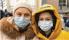  ?? Fotos (2): Inna Hartwich ?? Alexandra, 25 (rechts), ist mit ihrer Mutter Julia, 47, zum Puschkin‰Platz in Moskau gekommen.