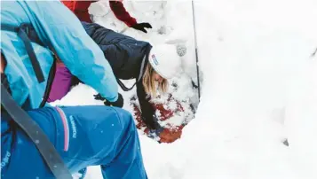  ?? Fotos: Verena Mörzl ?? Die Region Lech Zürs am Arlberg ist ein Freeride-Paradies. Der Tourismusv­erband veranstalt­et Lehrgänge, in denen das Schlimmste geübt werden muss: die Bergung von Menschen in einer Lawine. Die Überlebens­chancen steigen, wenn Winterspor­tler ein Lawinenver­schütteten­suchgerät (rechts oben) bedienen können. Schlägt das an, wird sondiert und mit einer Schaufel gegraben (rechts unten). Im Bild links unten leitet Bergführer­ausbilder Stefan Rössler die Sondierket­te an.