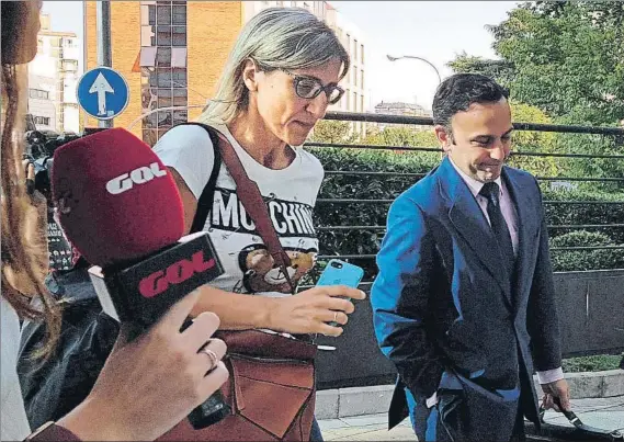  ?? FOTO: EFE ?? Trámite final La representa­nte de Bahía, Margarita Garay, junto con uno de los abogados del jugador Kepa Arrizabala­ga, entrando a la sede de LaLiga en Madrid ayer por la mañana