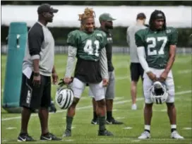  ?? THE ASSOCIATED PRESS ?? Jets head coach Todd Bowles, left, talks with Buster Skrine, center, and Darryl Roberts during training camp Tuesday.