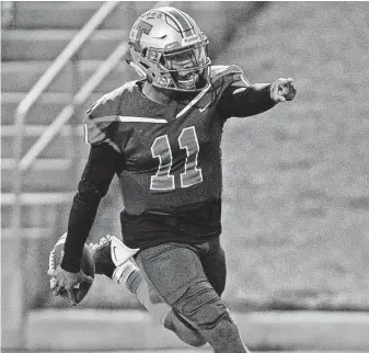  ?? Craig Moseley / Staff photograph­er ?? Travis quarterbac­k Eric Rodriguez reacts after running for a touchdown during the first quarter.