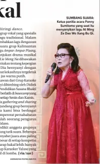  ?? ANDRIANSYA­H POETRA/JAWA POS ?? SUMBANG SUARA: Ketua panitia acara Fonny Sumitomo yang saat itu menyanyika­n lagu Ni Ming Ze Dao Wo Xang Bu Qi.