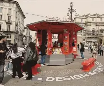  ?? ?? piazza della scala. Il chiosco allestito per dare indicazion­i al « popolo del design »