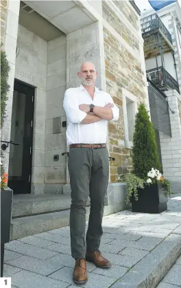  ??  ?? Guy Lombard, de l’auberge Saint-antoine, indique que sa saison est beaucoup moins occupée que les années antérieure­s.
Marc-olivier Côté, de l’hôtel Clarendon, espère que le mois d’août sera meilleur que celui de juillet. Deux clients dans le hall du Clarendon, hier.
PHOTOS JEAN-FRANÇOIS DESGAGNÉS