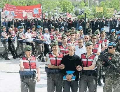  ?? AP ?? Un sospechoso de participar en el fallido golpe de Estado es conducido ante el tribunal en Ankara