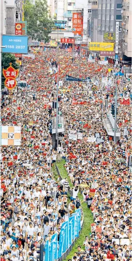  ??  ?? Mehr als eine Million Menschen waren nach Veranstalt­erangaben am Sonntag gegen ein geplantes Auslieferu­ngsgesetz auf der Straße.
