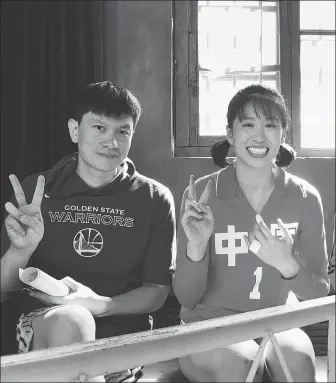  ?? PROVIDED TO CHINA DAILY ?? Li Yadi, a teacher from the Central Academy of Drama, mentors Bai Lang ( right) in San Francisco in June 2019 as she prepares to act as her mother, Lang Ping, in Leap, Hong Kong director Peter Chan’s volleyball- themed movie.