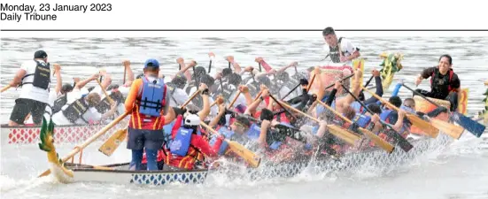  ?? PHOTOGRAPH BY JOEY SANCHEZ MENDOZA FOR THE DAILY TRIBUNE tribunephl_joey ?? THE Alliance of Masters Dragon Boat Club wins the Dragon Boat competitio­n held at Pasig River on Sunday.