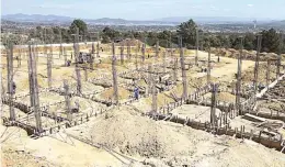  ?? El Sol de Tlaxcala ?? La Secoduvi informó que conforma la plataforma y la edificació­n del muro perimetral de contención y resguardo del nuevo nosocomio.