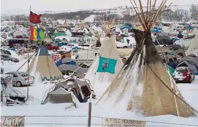  ?? AFP pic ?? Snow covering Oceti Sakowin
camp near
the Standing Rock Sioux Reservatio­n in North Dakota on Wednesday.