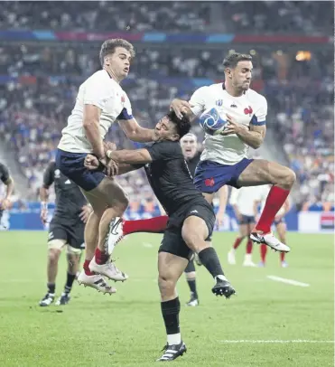  ?? ?? Melvyn Jaminet goes on to score France’s second try during the opening-day win over New Zealand