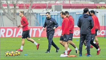  ?? FOTO: SEVILLA FC ?? Enzo Maresca fue el encargado de dirigir la sesión de ayer del Sevilla ya que Vincenzo Montella no aterrizó hasta la tarde