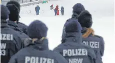  ?? FOTO: HENNING KAISER/DPA ?? In den Skigebiete­n rund um Winterberg wurden Polizisten eingesetzt, die die Einhaltung der Corona-Schutzmaßn­ahmen kontrollie­rten.
