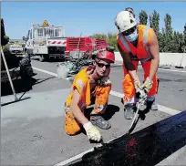  ??  ?? Les ouvriers procédant aux travaux.