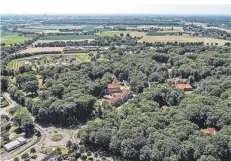  ?? FOTO: ARCHIV ?? Schon aus der Luft ist zu erkennen: Das Klinikgelä­nde in Bedburg-Hau ist grün. Einen Kahlschlag will hier niemand, sagt Bürgermeis­ter Reinders.