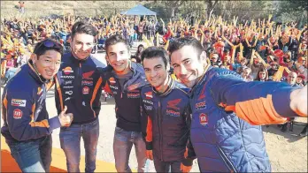  ?? FOTOS: REPSOL ?? Marc Márquez participó en un acto promociona­l en el colegio Josep Pla de Sant Andreu de la Barca junto a los también pilotos Repsol Dani Pedrosa, Toni Bou, Jaime Busto y Takahisha Fujinami