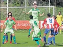  ??  ?? PEGADA. El Mirandés no dio opción al Sporting B.